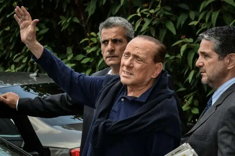 silvio berlusconi all uscita del san raffaele 6