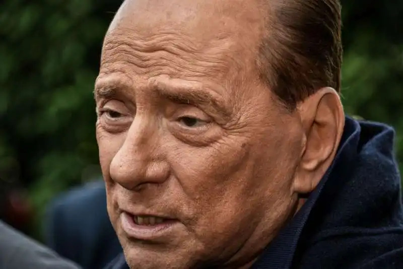 silvio berlusconi all uscita del san raffaele  