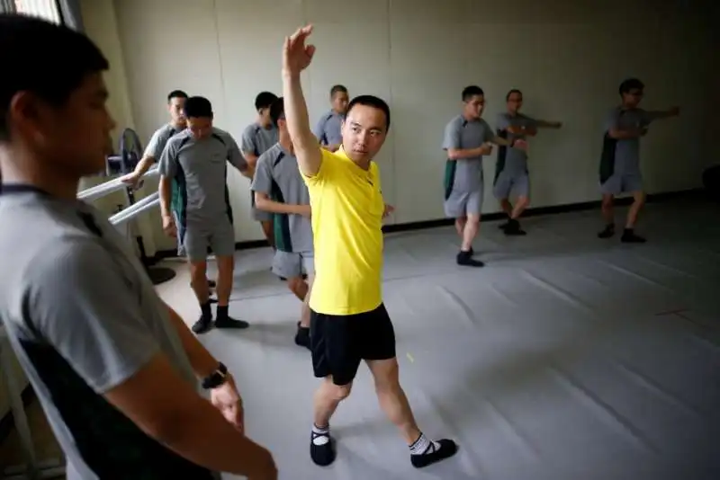 soldati sudcoreani a lezione di danza classica 3