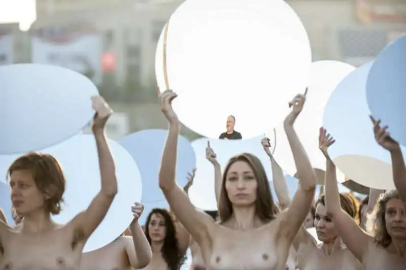 spencer tunick la protesta delle donne nude contro trump  3