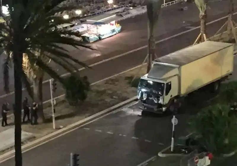 Strage di Nizza - il tir dell attacco