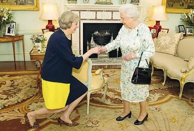 THERESA MAY E L INCHINO ALLA REGINA ELISABETTA