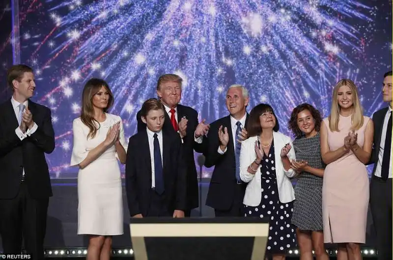 trump e mike pence circondati da famigliari