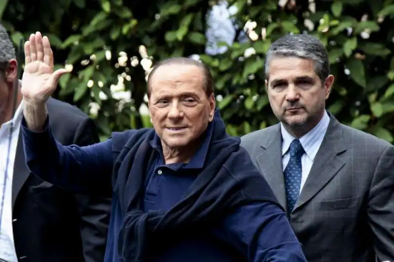 valentino valentini e berlusconi all uscita del san raffaele 5