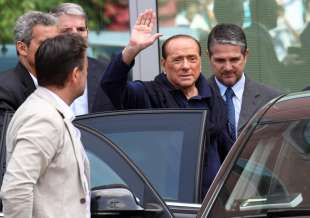 valentino valentini e berlusconi all uscita del san raffaele 7