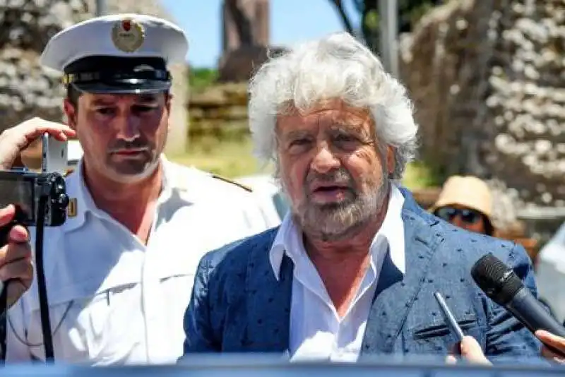 beppe grillo alla camera ardente di paolo villaggio