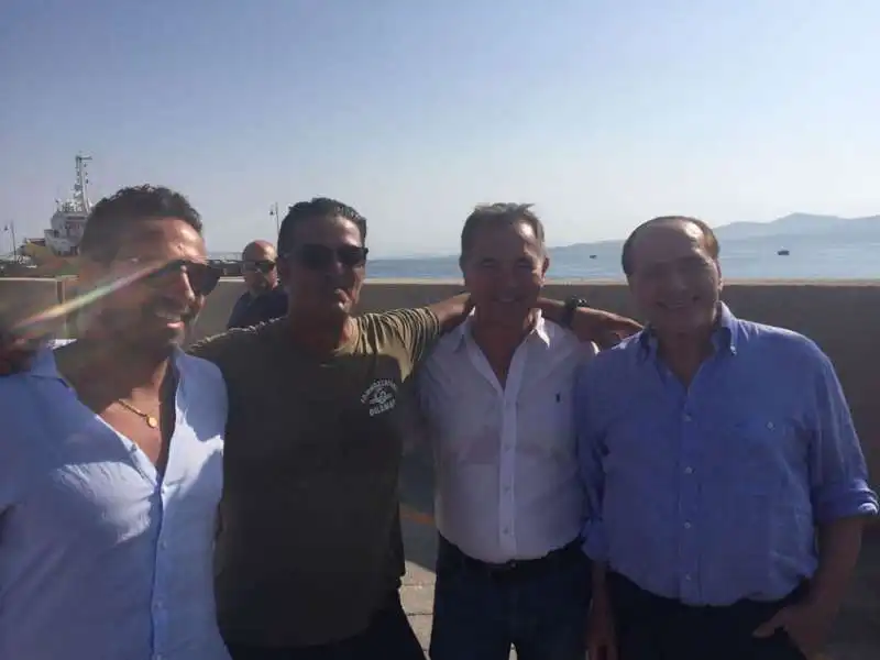 BERLUSCONI  IN SARDEGNA FOTO PER STRADA