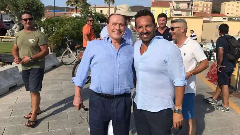 BERLUSCONI IN SARDEGNA FOTO PER STRADA