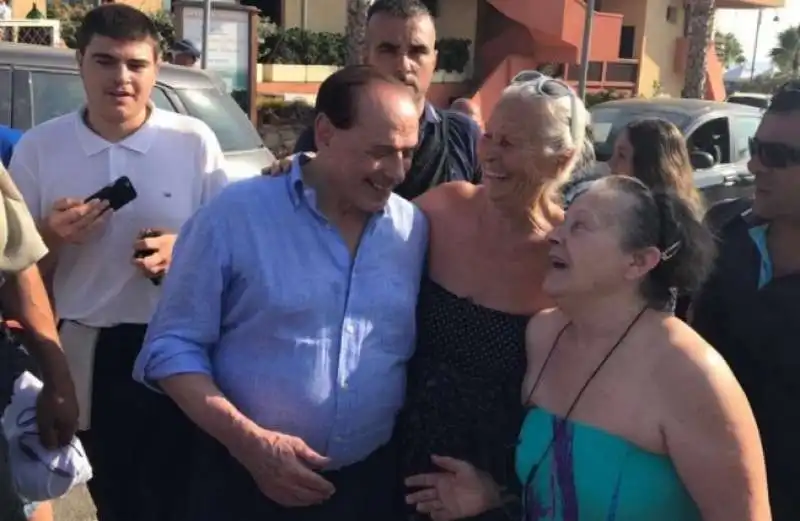 BERLUSCONI IN SARDEGNA FOTO PER STRADA