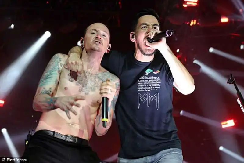 CHESTER BENNINGTON E MIKE SHINODA