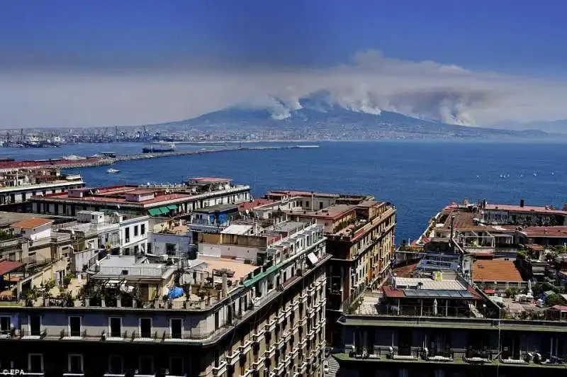 colonne di fumo monte vesuvio