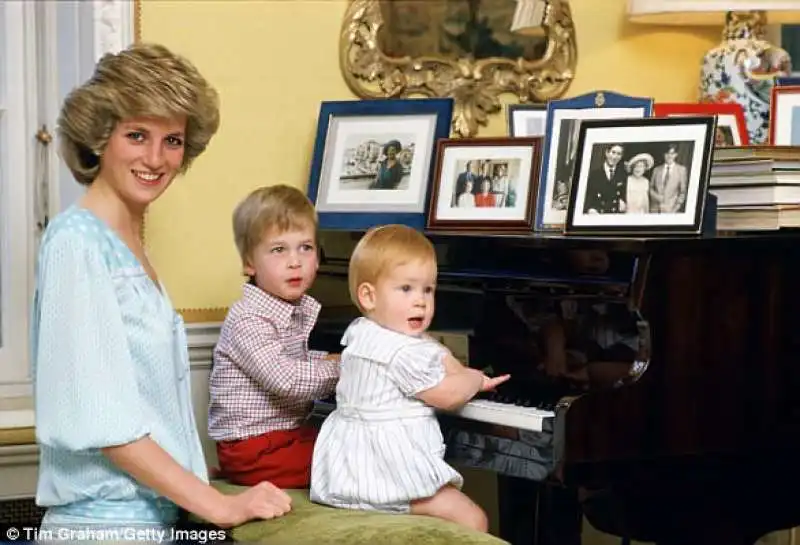 diana al piano con harry e william