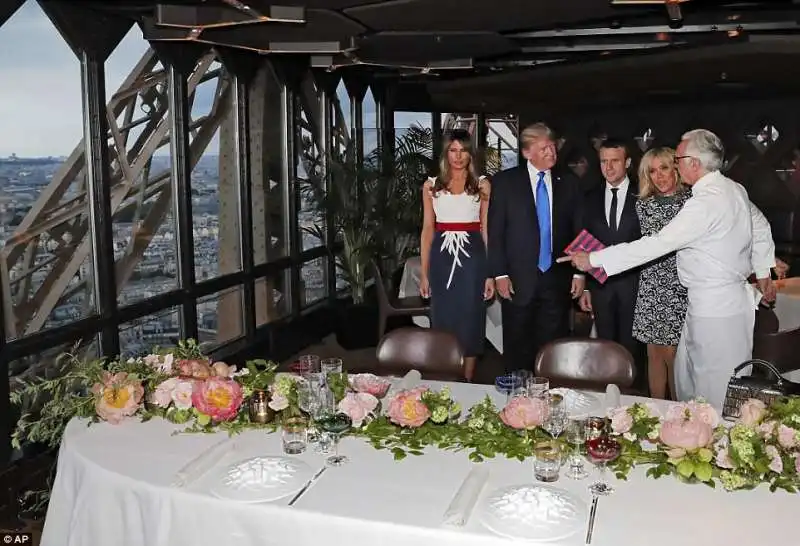 donald  e melania trump cenano sulla torre eiffel con brigitte ed emmanuel macron