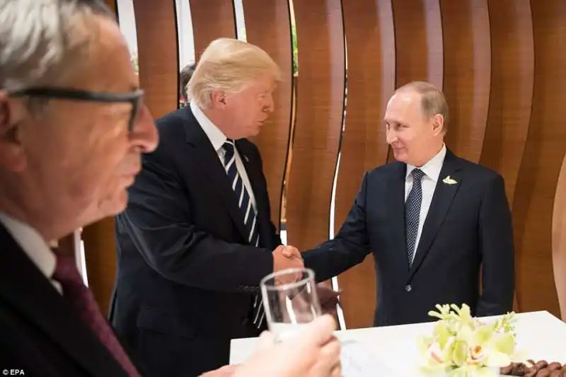 donald trump e vladimir putin si stringono la mano con juncker photobomb