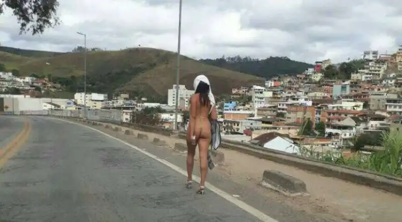 donna nuda sulla strada in brasile