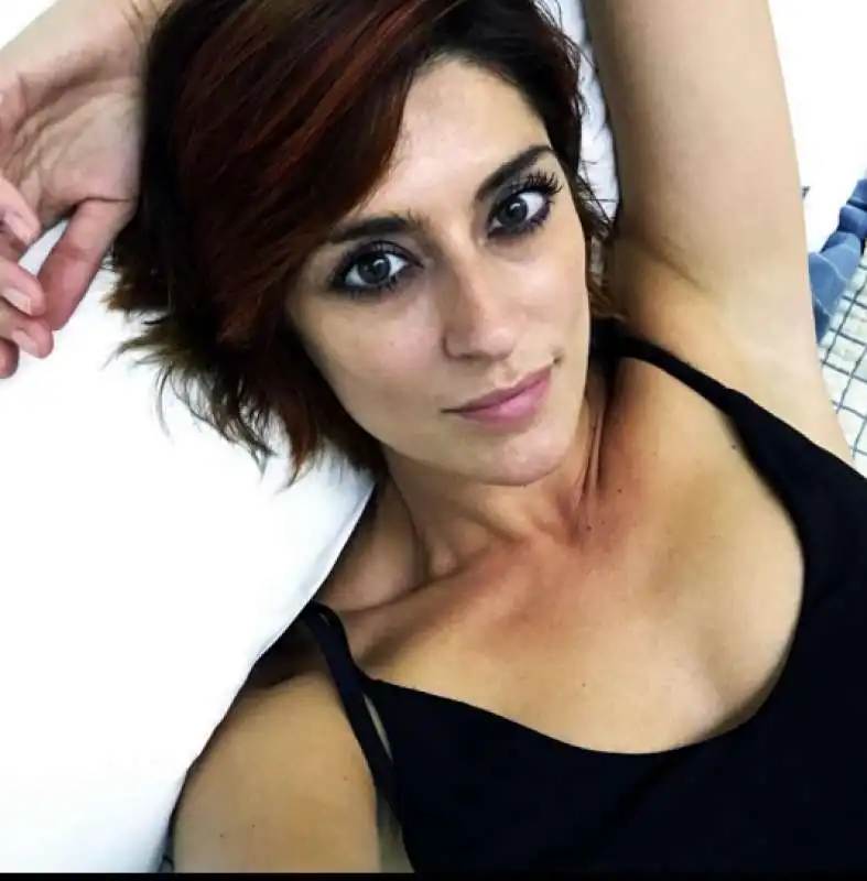 elisa isoardi a letto