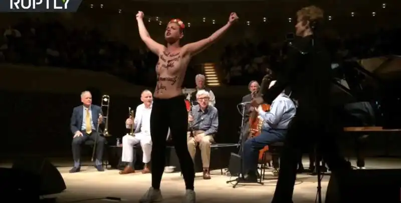 femen al concerto di woody allen copia