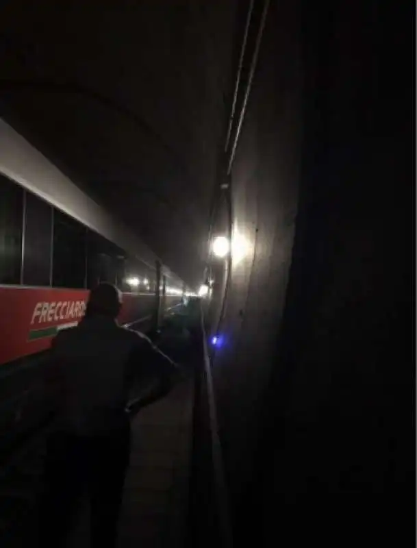 FRECCIAROSSA BLOCCATO IN GALLERIA