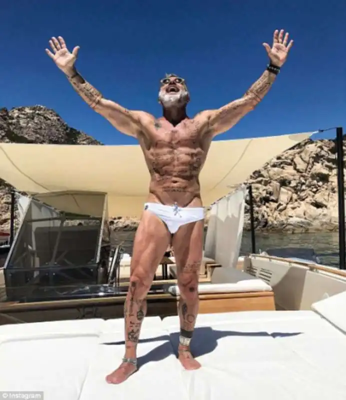 gianluca vacchi 49 anni copia 5