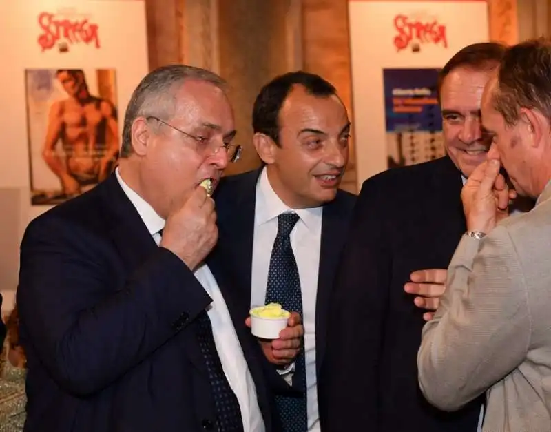 il presidente claudio lotito assapora il gelato allo strega (1)