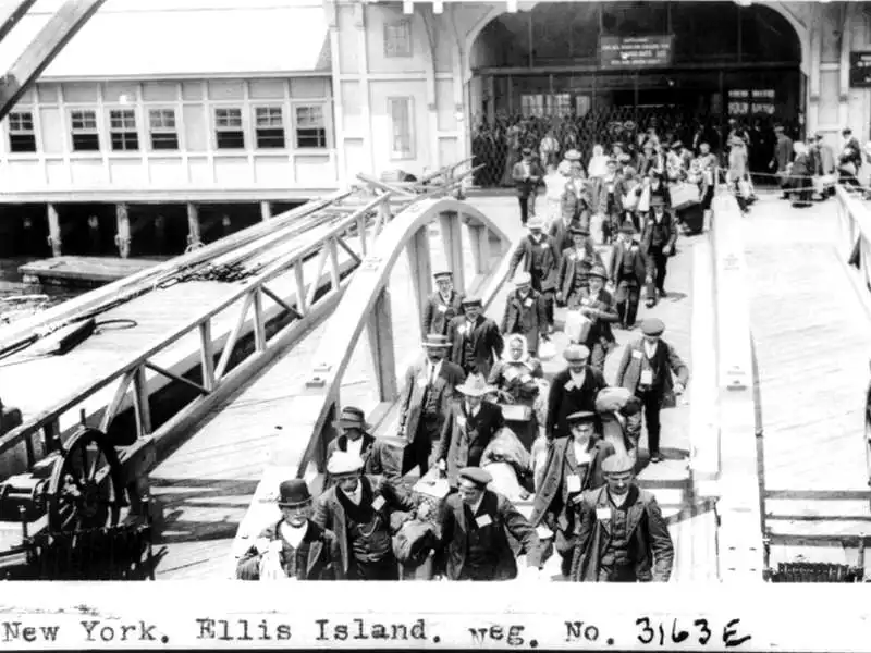 ITALIANI AD ELLIS ISLAND