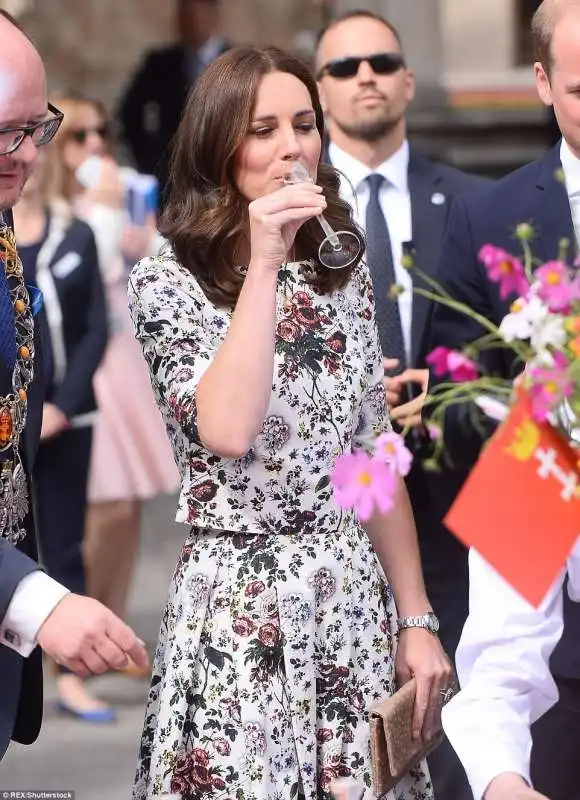 kate assaggia il liquore polacco