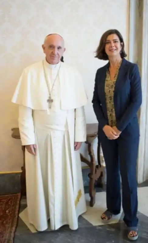 LAURA BOLDRINI IN VATICANO CON PAPA FRANCESCO E CIAVATTE AI PIEDI