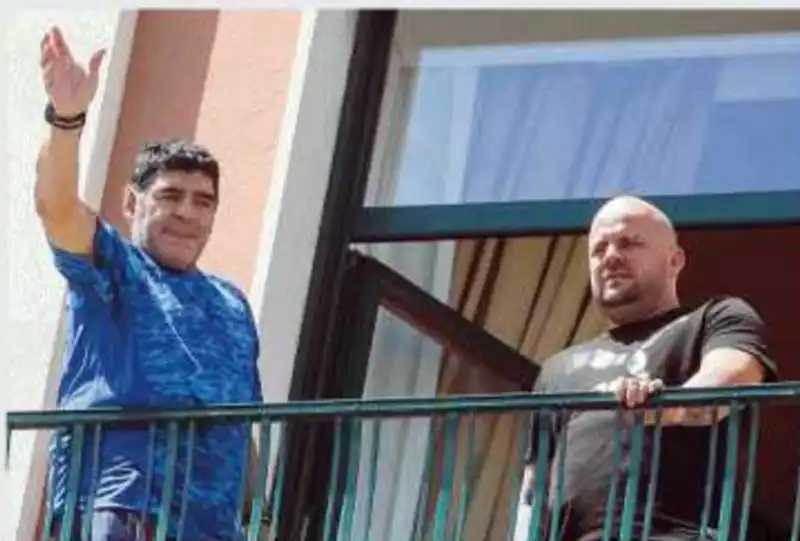 MARADONA DA UN BALCONE A NAPOLI