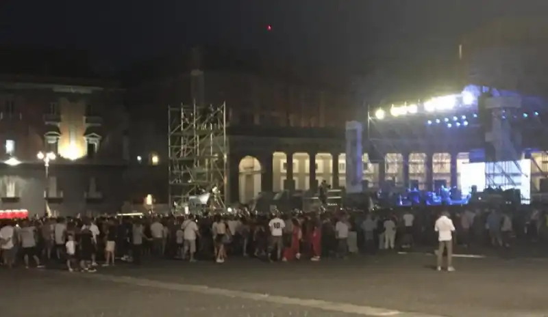 MARADONA PIAZZA DEL PLEBISCITO