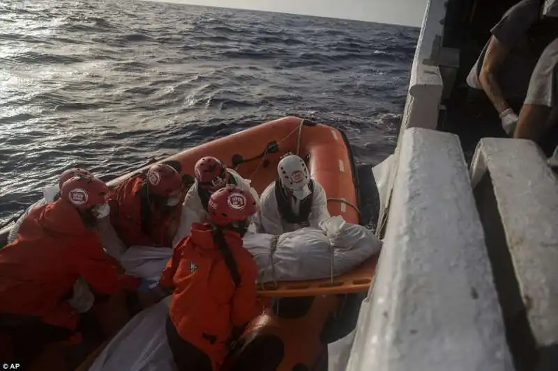 migranti morti su un gommone vicino alle coste libiche  1