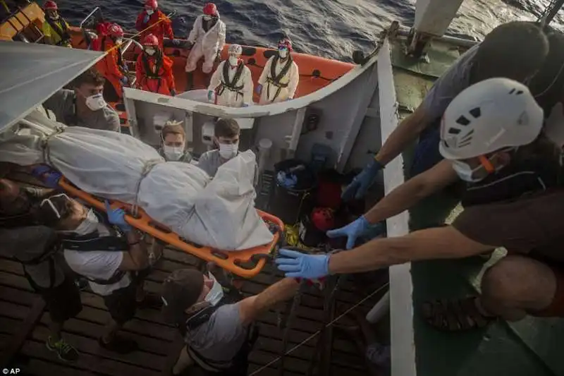 migranti morti su un gommone vicino alle coste libiche  12