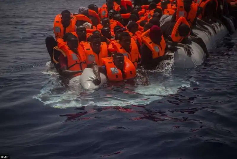 migranti morti su un gommone vicino alle coste libiche  2