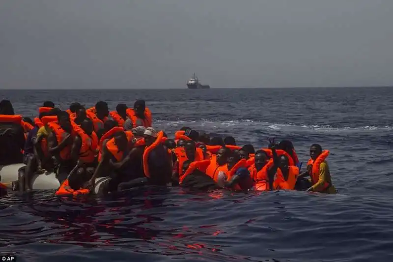 migranti morti su un gommone vicino alle coste libiche  3