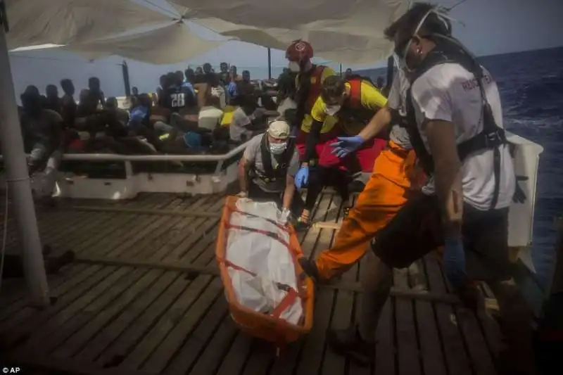 migranti morti su un gommone vicino alle coste libiche  6