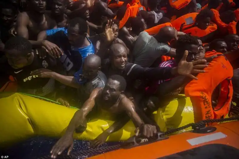 migranti morti su un gommone vicino alle coste libiche  7