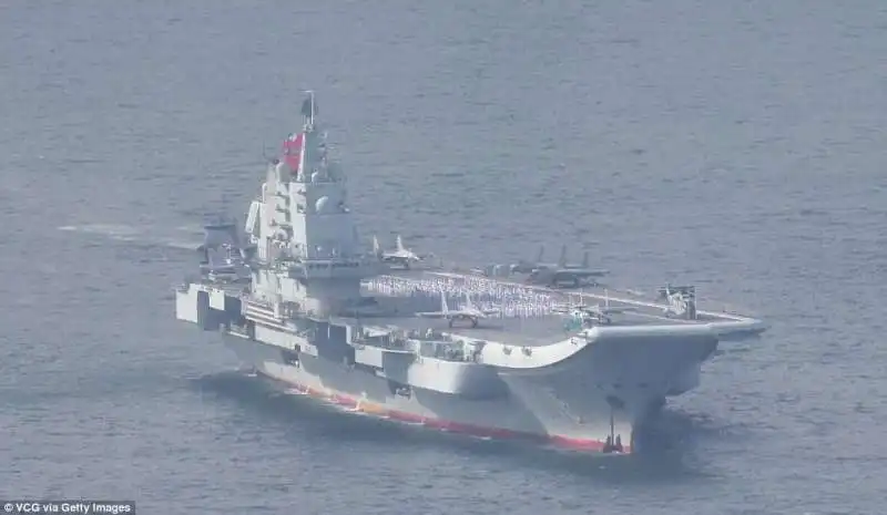 militari in uniforme sulla liaoning 