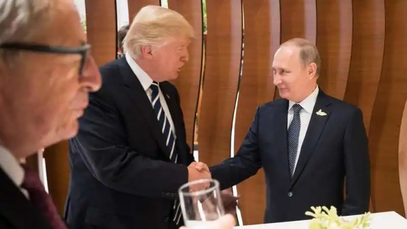 prima stretta mano Putin Trump