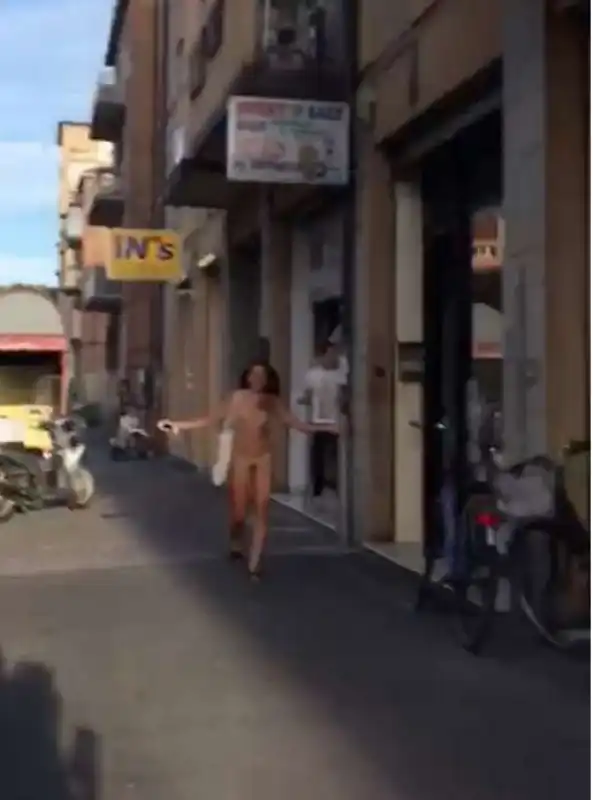 RAGAZZA NUDA BOLOGNA