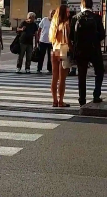 ragazza nuda per le strade di bologna  7