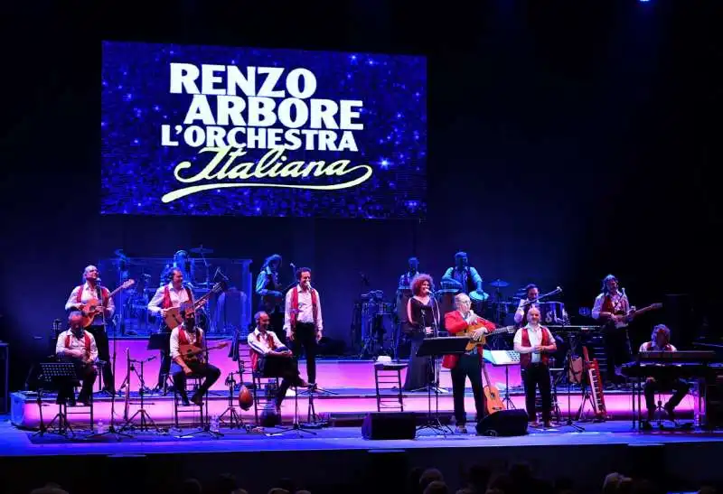 renzo arbore e l orchestra italiana in concerto al parco della musica (2)