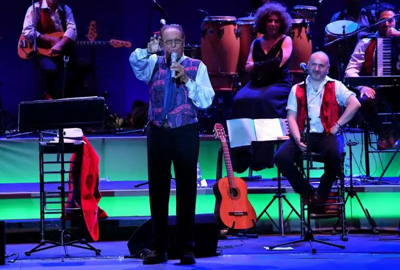 renzo arbore e l orchestra italiana in concerto al parco della musica (8)