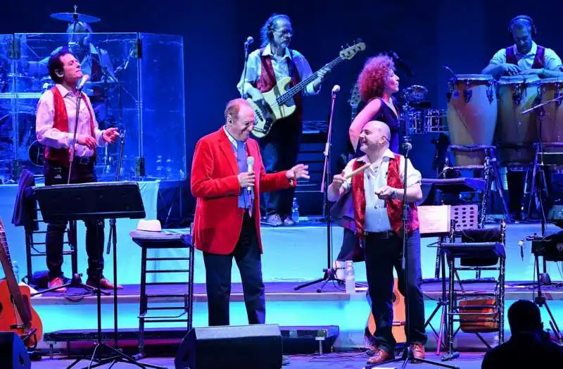 renzo arbore in concerto con l orchestra italiana (2)