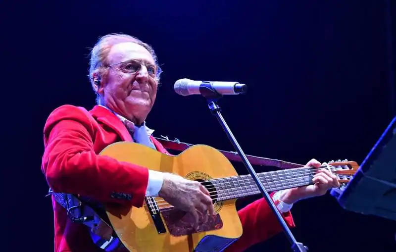 renzo arbore in concerto con l orchestra italiana (4)