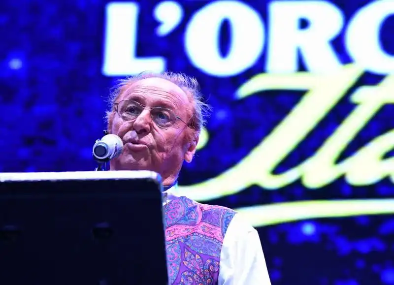 renzo arbore in concerto con l orchestra italiana (6)