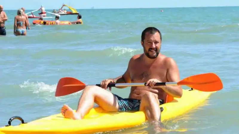 salvini in  canoa  a milano marittima