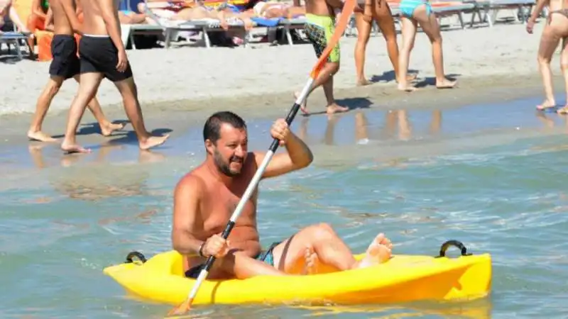 salvini in  canoa a milano marittima