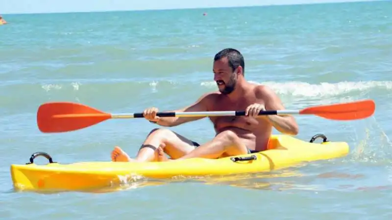 salvini in canoa a milano marittima