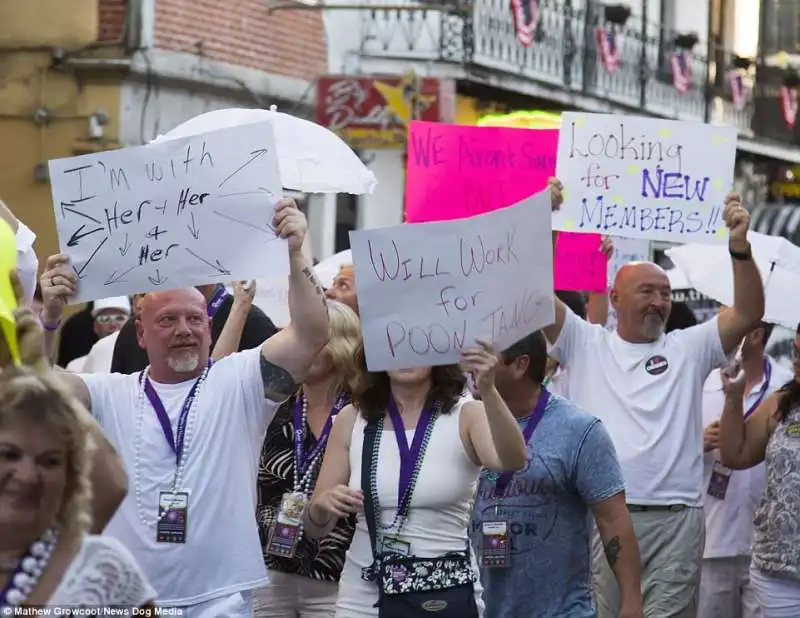 scambisti al corteo di new orleans