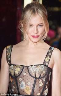 sienna miller scapezzolata