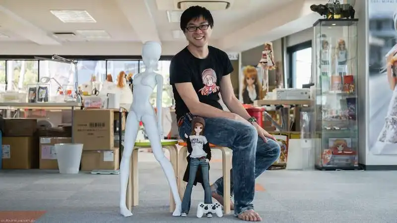 smart doll con il suo creatore